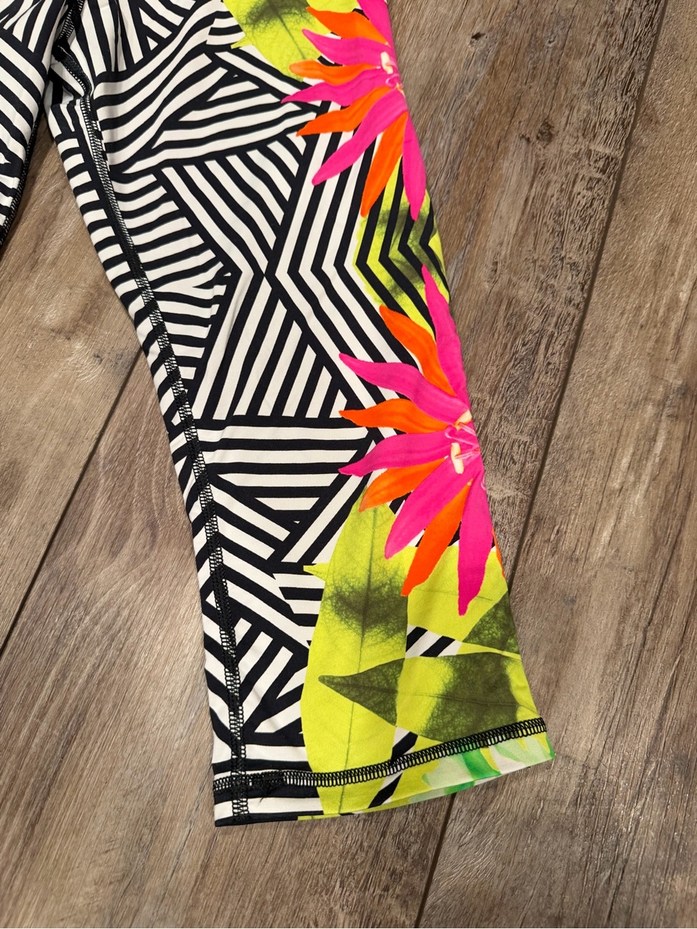 Trina Turk Lush Floral Cropped Legging Size M - Picture 3 of 7